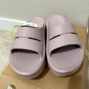 OOFOS OOmega OOahh women’s recovery platform slides in stardust color (Size 41).